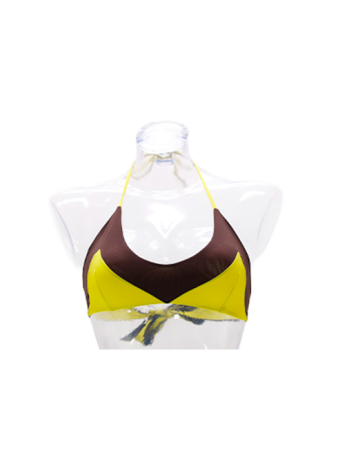 sporty triangle top with pleats that give depth to the breasts,